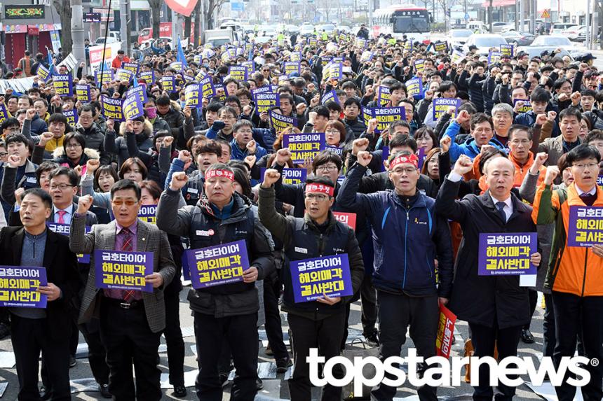 9일 호타이어 해외 매각 철회 구조조정 저지 광주지역공동대책위원회와 금호타이어 노조가 광주 광산구 영광통사거리 고공농성장 앞에서 전조합원 파업투쟁 결의대회를 열고 있다. / 사진=뉴시스 제공