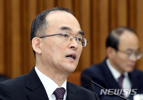 문무일, “안태근 성추행 의혹 수사, 범죄 요건 보완 조사”…최교일 서면조사 추진 / 뉴시스