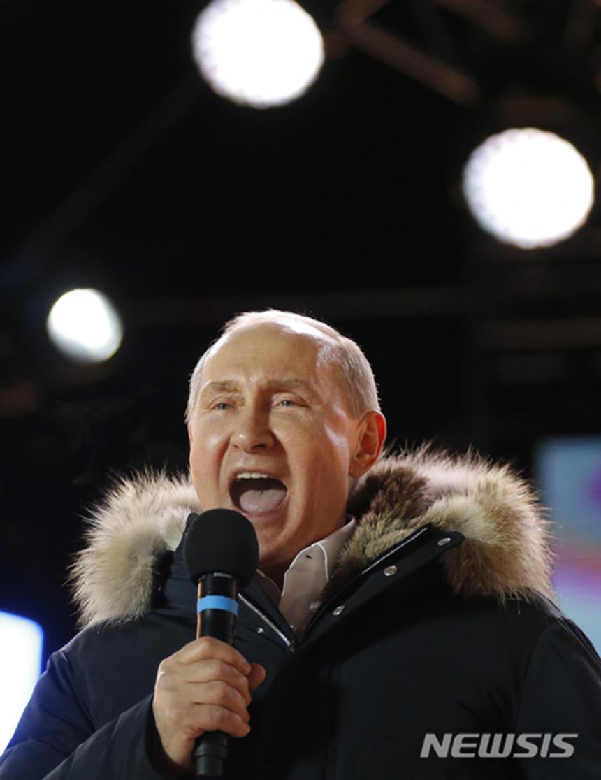 18일(현지시간) 대통령 선거에서 승리한 블라디미르 푸틴 러시아 대통령이 모스크바 시내에 모인 수천명의 군중들 앞에서 승리선언을 하고 있다. / 뉴시스 제공