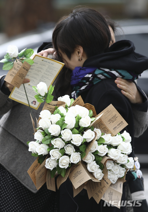 세계여성의 날인 8일 오전 서울 세종로 광화문 광장 인근에서 한국여성의 전화 관계자들이 성폭력 저항운동에 대한 연대와 지지를 상징하는 하얀 장미를 시민에게 나눠주고 있다 / 뉴시스