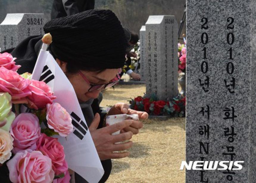 제2의 서해수호의 날은 맞은 지난해 3월24일 오전 대전 유성구 국립대전현충원 천안함46용사 묘역을 찾은 유가족들이 슬픔에 잠겨 있다. 2017.03.24. / 뉴시스 제공