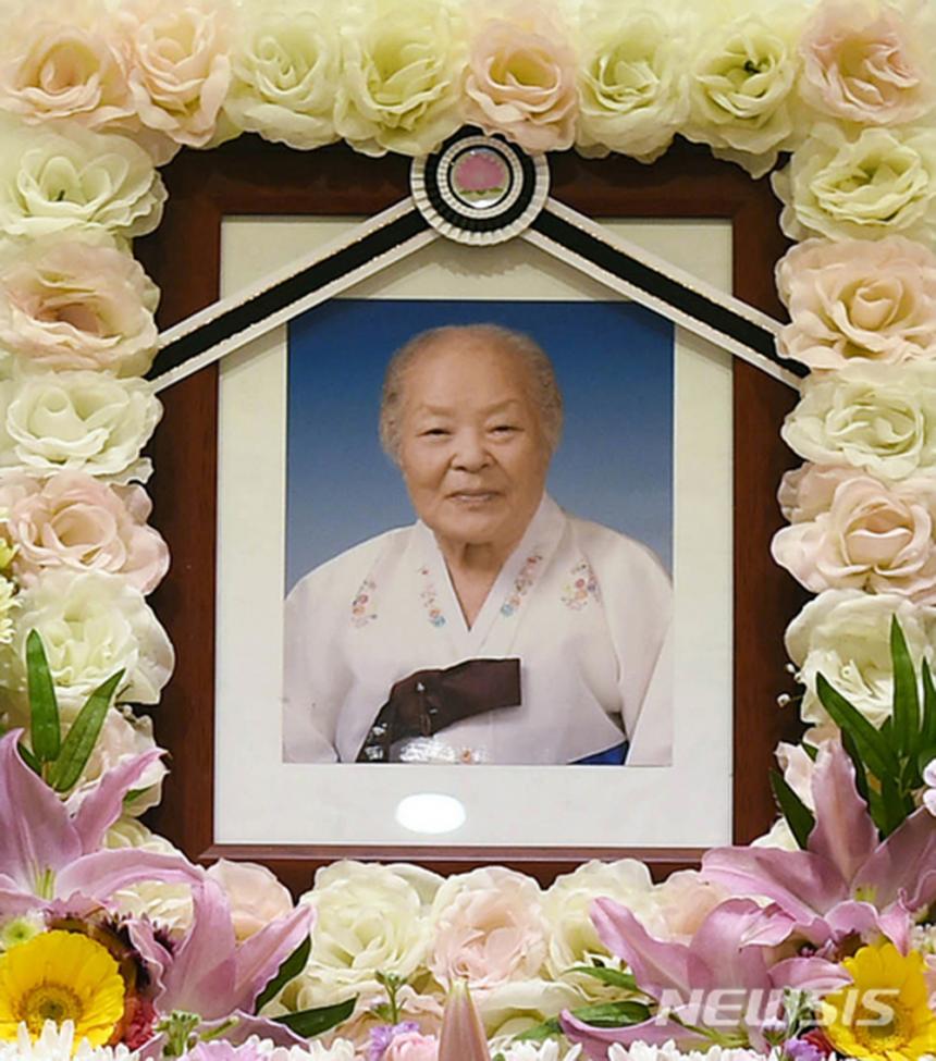 일본군 위안부 피해자 안점순 할머니의 빈소가 마련된 30일 오후 경기 수원 아주대학교 장례식장에 안 할머니의 영정사진이 놓여있다/ 뉴시스 제공