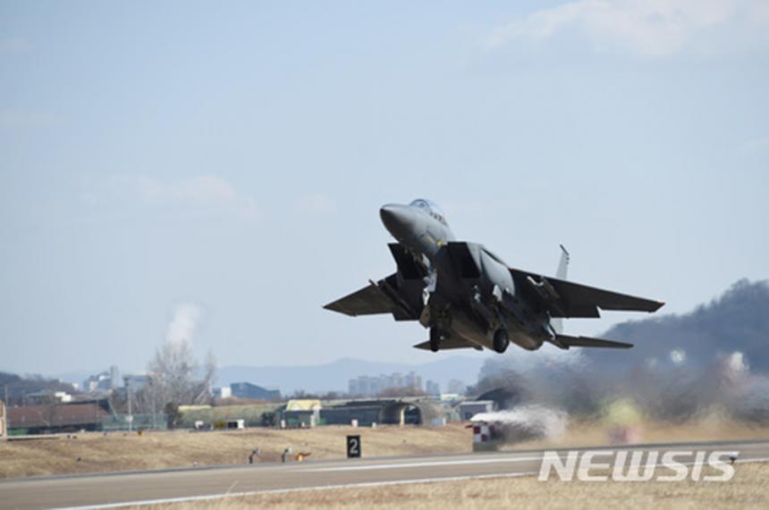 ‘공중비상대기 항공차단(X-INT)’훈련에서 최신예 전투기 F-15K가 이륙하고 있다. 2018.01.30. / 뉴시스
