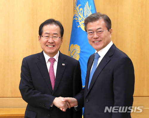 홍준표 자유한국당 대표-문재인 대통령 / 뉴시스