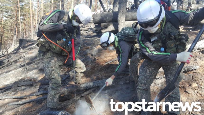 (기사와 관계 없는 사진) 지난 2월 삼척 산불 사흘째, 진화 작업에 투입된 군 장병들 / 23사단 사진 제공