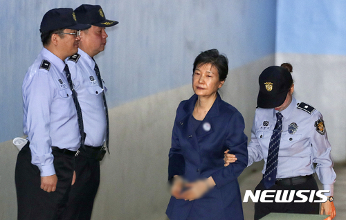 [사건일지] 박근혜, ‘공천개입’ 재판 또 불출석 “적법 통지 받고도 안 나와”…의혹 제기부터 징역 24년 선고까지 주요 일지 전문 / 뉴시스