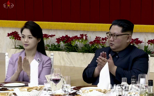 조선중앙TV는 김정은 국무위원장이 부인 리설주와 14일 중국 공산당 쑹타오 대외연락부장 일행을 위한 저녁 연회를 열었다고 15일 보도했다. 2018.04.15. (사진=조선중앙TV 캡쳐)