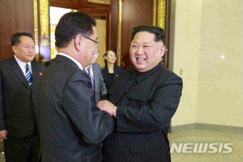 북한 김정은, 풍계리 핵실험장 폐기 선언에 ‘문재인-트럼프-아베’ 일제히 ‘환영’ / 뉴시스