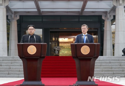 [4·27 판문점선언] 문재인 대통령, 김정은과 ‘완전한 비핵화·종전선언’ 합의 이끌어내 / 뉴시스