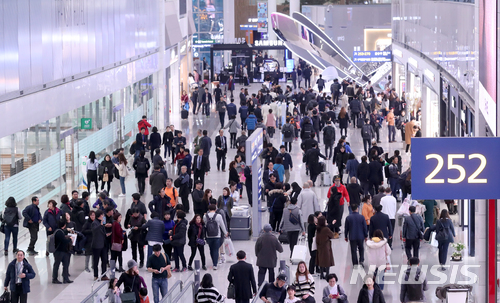 인천공항 제2터미널, ‘수하물 누락·여객기 지연’ 문제에도 ‘100일만에 500만명’ 돌파 / 뉴시스