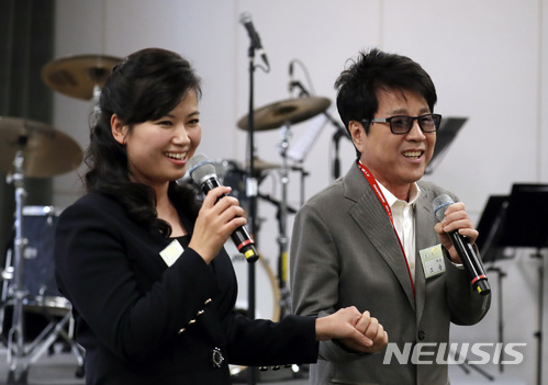 가왕 조용필과 현송월 삼지연관현악단 단장이 27일 경기 파주시 판문점 평화의 집에서 열린 남북정상회담 만찬에서 공연을 하고 있다. 뉴시스