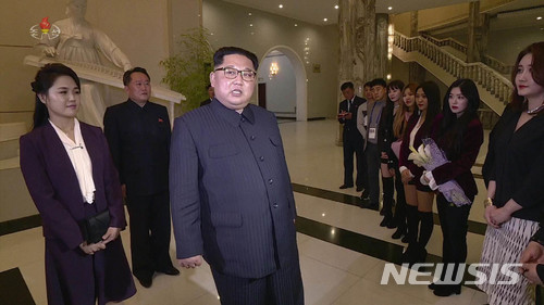 김정은 국무위원장과 리설주 여사는 지난 1일 북한 동평양대극장에서 열린 남측 예술단 공연 '봄이 온다'를 관람 후 예술단과 인사했다 / 뉴시스