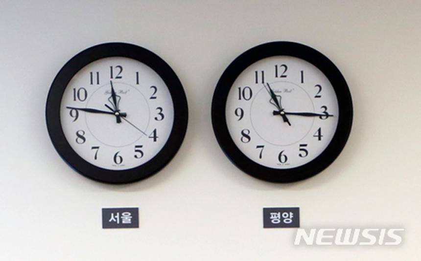 남북정상회담 당시 평화의 집 1층 접견실에 걸려있는 시계 / 뉴시스