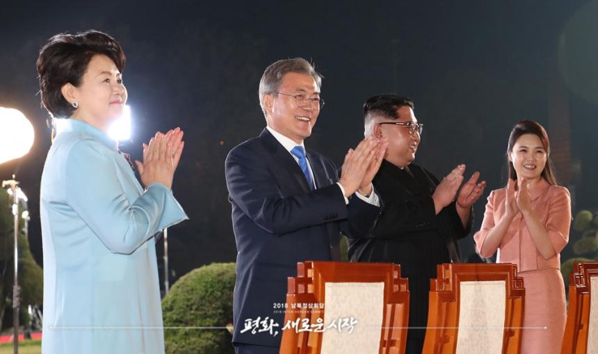 문재인 대통령-김정숙 여사, 김정은 위원장-리설주 여사 남북 정상 내외가 27일 오후 만찬후 판문점 평화의 집 앞에서 열린 공연을 보고 있다.-공동취재단