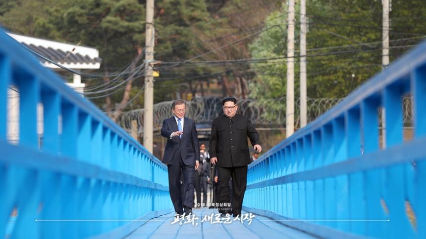공동 식수를 마친 후 ‘도보다리’까지 산책을 하며 담소를 나누는 문재인 대통령과 김정은 국무위원장 -공동취재단