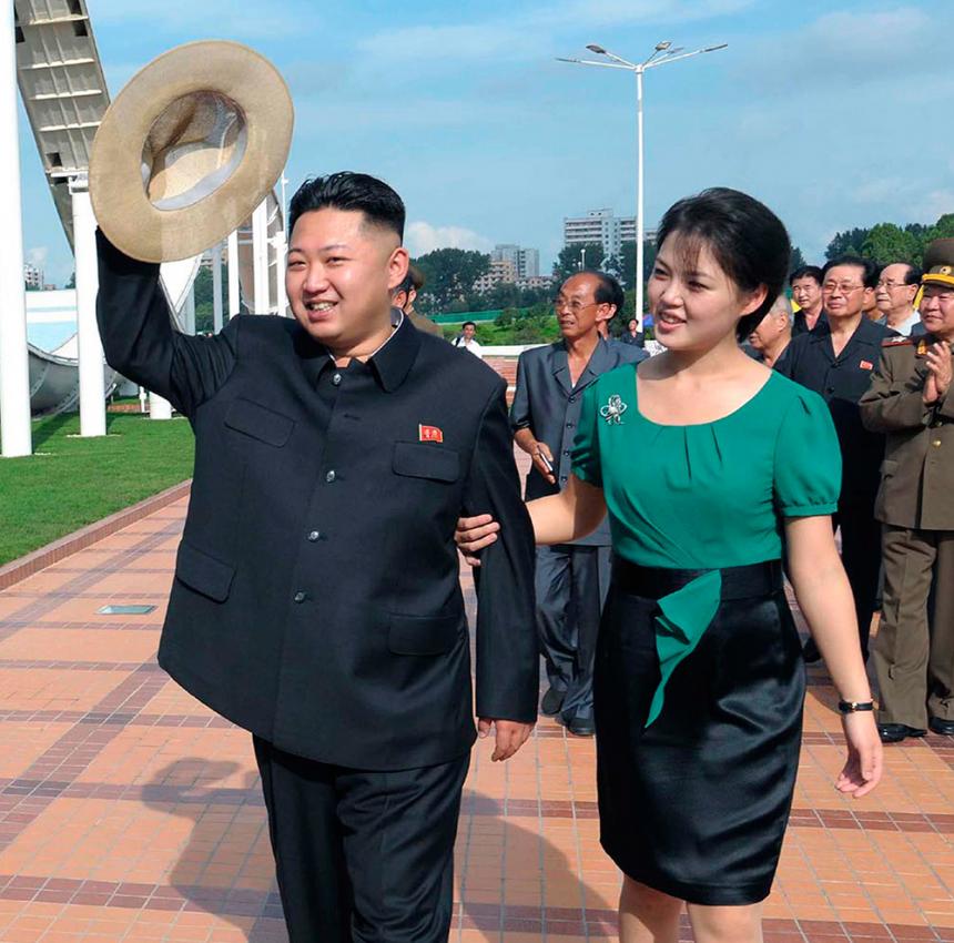 북한 매체를 통해 공식적으로 공개됐던 김정은-리설주 부부 사진