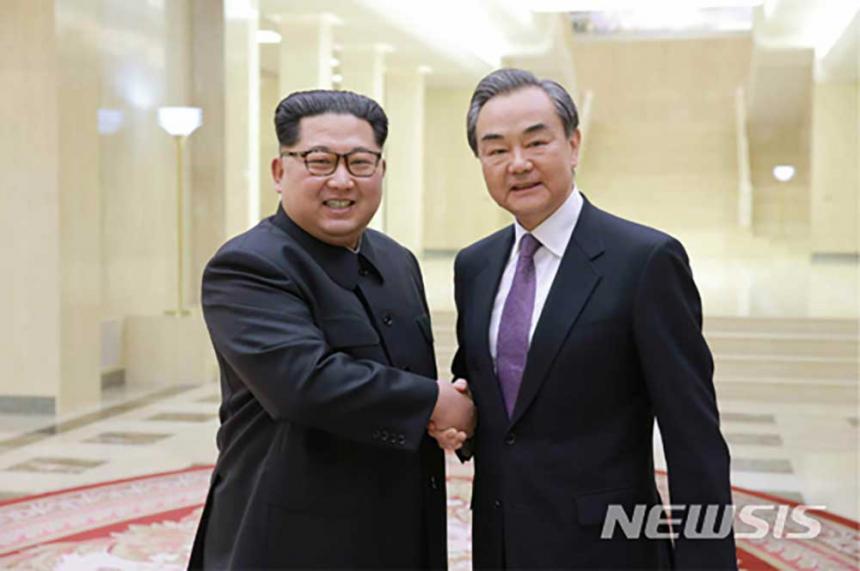 북한 김정은 위원장-중국 왕이 국무위원 / 뉴시스