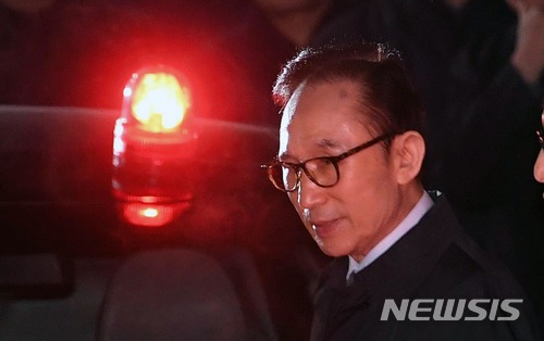 ‘사건일지’ 이명박(MB) 측, “출석 재판은 건강상 무리, 불출석 재판해달라”…법원 “주 2회인데 어렵겠냐” / 뉴시스