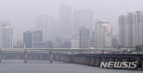 ‘오늘의날씨’ ‘초미세먼지’ 서울·수도권·부산·광주 등 ‘나쁨’ 외출 주의…대기정체로 오염물질 축적 / 뉴시스