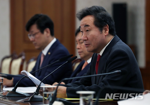 이낙연 총리, "노동시간 단축, 연착륙이 관건···유연하게 접근해야" / 뉴시스