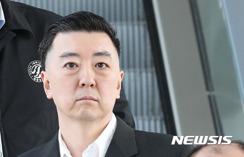 BBK 김경준, “이명박때문, 강제퇴거명령·입국금지 해제” 법무부에 요청 / 뉴시스
