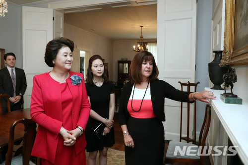 김정숙 여사, 美부통령 부인 ‘카렌 펜스’와 오찬…김정숙 여사 "한반도에 평화 정착의 기회가 온 것 같다" / 뉴시스