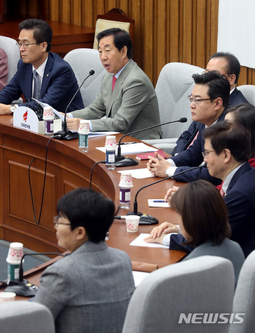 자유한국당, ‘대통령 개헌안’ 철회 요청…개헌안 표결 거부·본회의 입장 않기로 결정 / 뉴시스