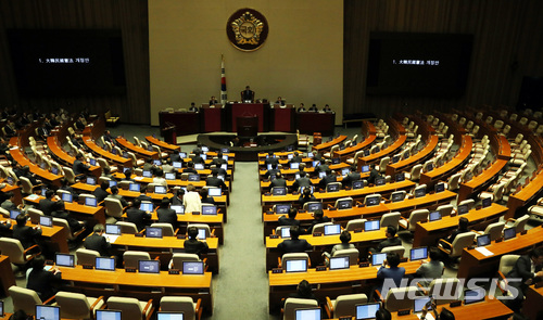 청와대 “야권 직무유기, 야당 의원들, 국민투표법 논의 안하고 표결도 참여안해” / 뉴시스