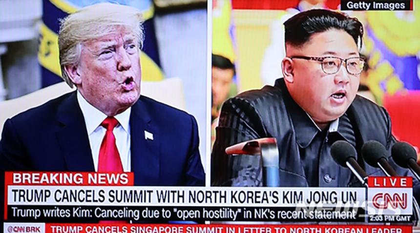 외신들이 트럼프 미국 대통령과 김정은 국무위원장의 회담 취소를 속보로 전하고 있다. 2018.05.24. (사진=CNN 캡처) / 뉴시스