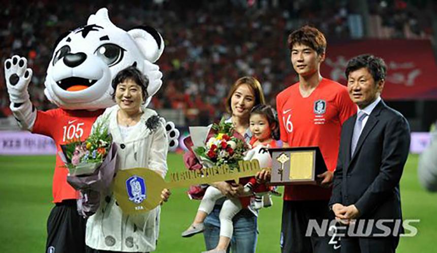 센추리클럽 가입을 한 기성용이 부인 한혜진과 함께 황금열쇠를 선물받고 기념촬영을 하고 있다. 2018.06.01. / 뉴시스