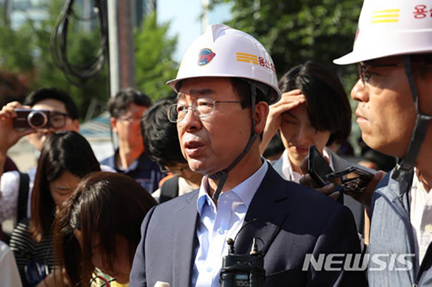 박원순 서울시장 후보가 서울 용산구 4층 건물 붕괴 현장을 찾았다. 2018.06.03. (사진 = 박원순 후보 캠프 제공) / 뉴시스