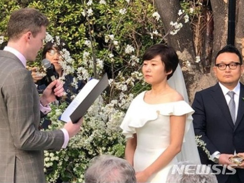 【서울=뉴시스】 허지웅씨가 자신의 인스타그램에 '사랑하는 이경미의 아름다운 결혼식'이라는 글과 함께 사진을 올렸다.