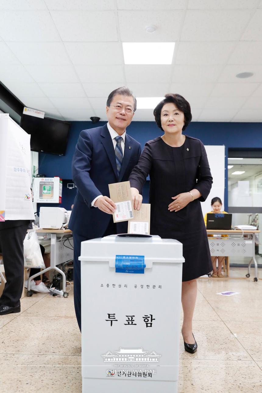 6·13 지방동시선거 및 국회의원 재보궐선거의 사전투표를 마친 김정숙 여사·문재인 대통령 / 청와대