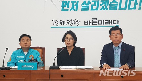 이재명 형수, 기자회견서 얼굴 드러내며 “절통하다, 난 시어머니 폭행하고 폭언한 여자가 아니다” / 뉴시스