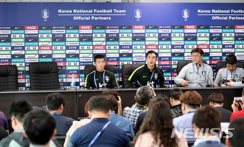 지난 14일(현지시간) 오전 한국 축구대표팀 이용, 김민우가 베이스캠프인 러시아 상트페테르부르크 로모노소프 스파르타크 스타디움에서 훈련에 앞서 인터뷰를 하고 있다. 대한민국 축구 대표팀은 오는 18일 스웨덴, 24일 멕시코, 27일 독일과 각각 조별리그를 치른다 / 뉴시스