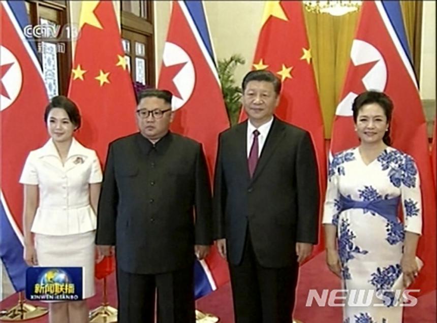 19일 방중한 북한 김정은 위원장이 부인 리설주와 함께 인민대회당 환영식에서 시진핑 주석 부부와 포즈를 취하고 있다. CCTV 장면 / 뉴시스