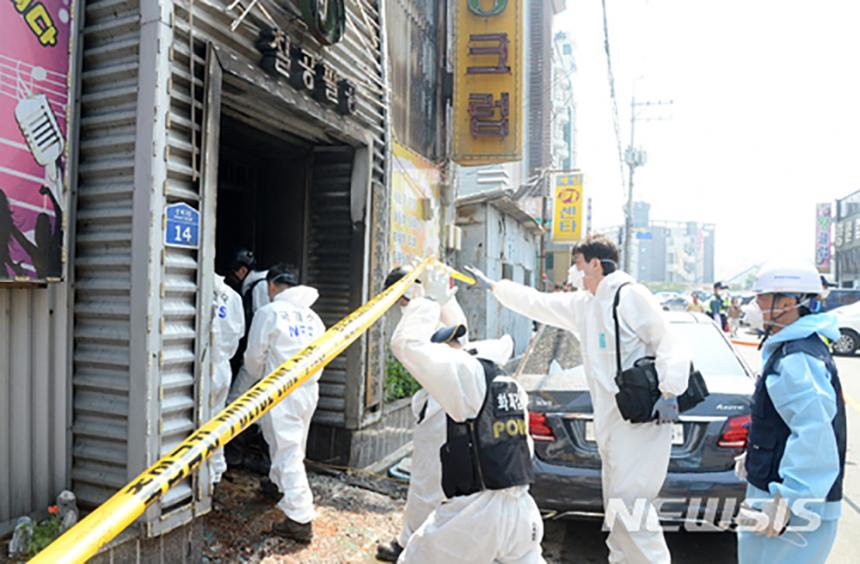 지난 17일 전북 군산시 장미동에 위치한 한 7080클럽에서 일어난 방화사건에 대한 경찰,소방 관계자들의 현장검증이 18일 실시된 가운데 과학수사대와 화재조사반이 사건의 진상을 파악을 하고 있다. 2018.06.18 / 뉴시스