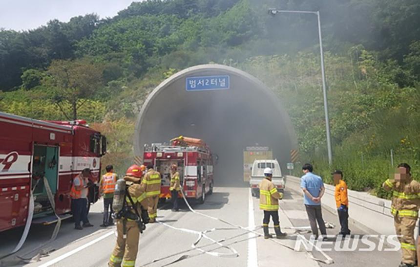 울산시 울주군 범서읍 울산포항고속도로 범서제2터널에서 5t 사료 운반차량에 화재가 발생, 소방당국이 진화작업을 벌이고 있다. 2018.06.22 / 뉴시스