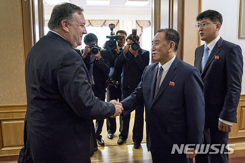 마이크 폼페이오 미 국무장관이 7일 북한 평양 백화원 영빈관에서 김영철 북한 노동당 부위원장 겸 통일전선부장과 인사를 나누고 있다. 2018.07.07 / 뉴시스