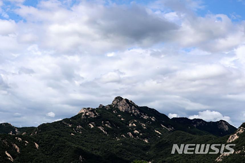 서울 북악스카이웨이 팔각정에서 바라본 북한산 위로 구름과 푸른하늘이 어우러져 있다. 2018.07.06. / 뉴시스