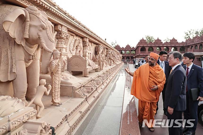 문재인 대통령이 8일(현지시간) 오후 인도 뉴델리 ‘악샤르담(Akshardham) 힌두사원’을 방문하고 있다. / 뉴시스