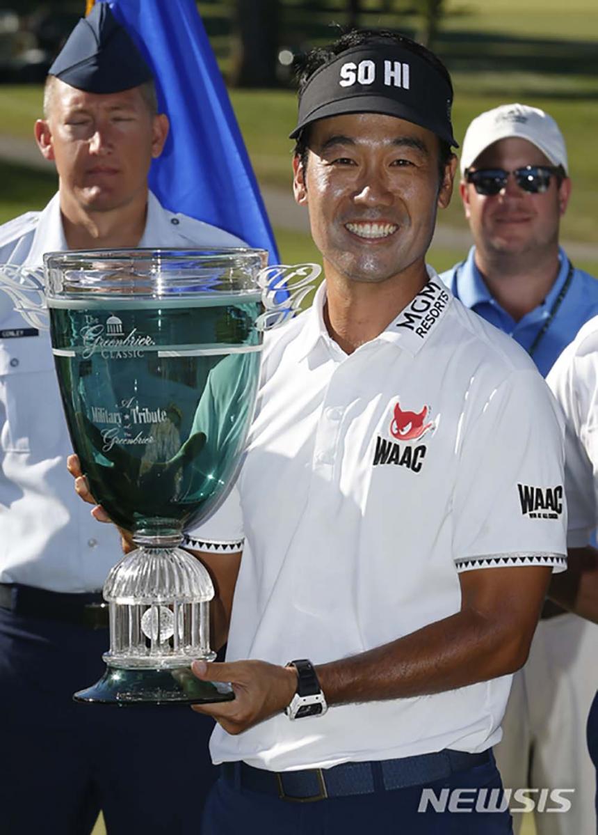 재미교포 케빈 나(35)가 미국 웨스트버지니아주 화이트 설퍼 스프링스의 올드 화이트 TPC(파 70)에서 열린 미국프로골프(PGA) 투어 밀리터리 트리뷰트에서 우승을 차지했다./ 뉴시스