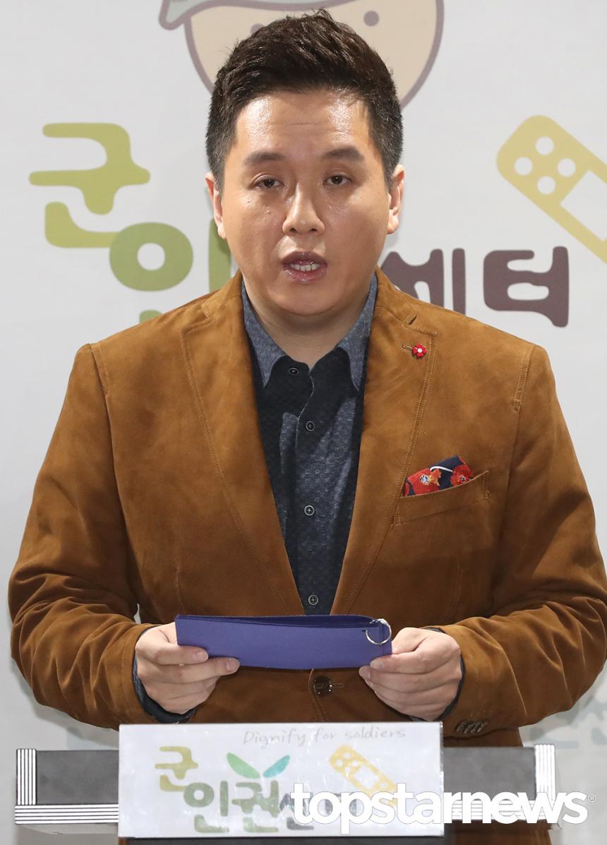 임태훈 군인권센터 소장이 8일 오전 서울 마포구 이한열기념관에서 열린 긴급 기자회견에 참석해 취재진 질문에 답변하고 있다. 이날 군인권센터는 박근혜 전 대통령의 탄핵소추안이 국회에서 가결된 후 국방부 내에서 헌법재판소가 탄핵심판을 기각할 것에 대비하여 군 병력 투입을 준비해야 한다는 논의가 있었다고 밝혔다 / 사진=뉴시스