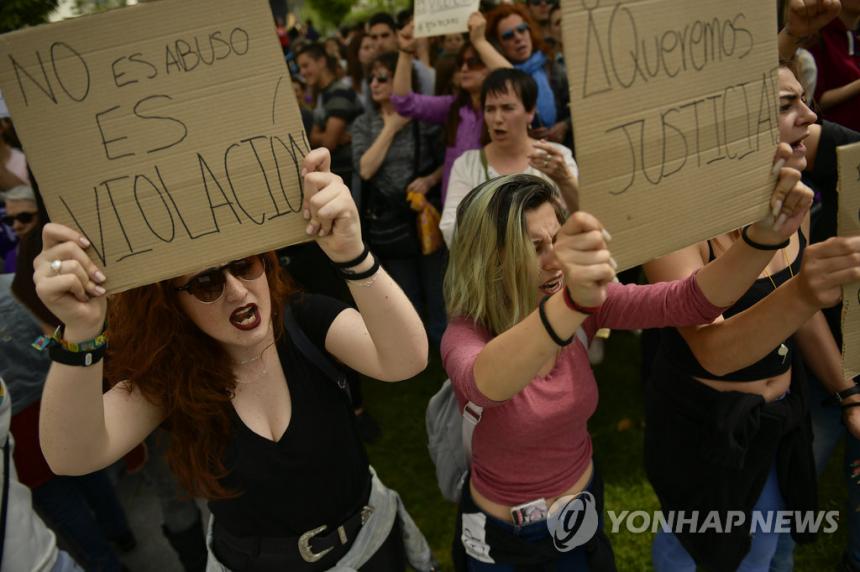스페인서 성폭행범 솜방망이 처벌에 항의 시위 [AP=연합뉴스]