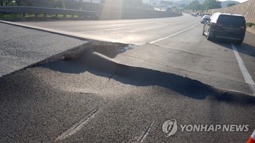 도로마저 녹여버린 폭염 / 연합뉴스