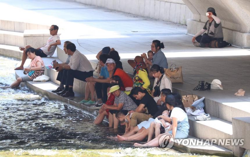 전국적으로 폭염특보가 계속되고 있는 19일 오후 서울 청계천을 찾은 시민과 관광객들이 다리 그늘 아래에서 더위를 피하고 있다. / 연합뉴스