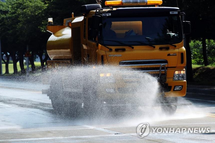 뜨거워진 도로에 물 뿌리는 살수차 / 연합뉴스