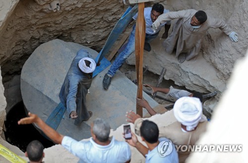 이집트 알렉산드리아의 한 건축현장서 발견된 대형 석관  [로이터=연합뉴스]