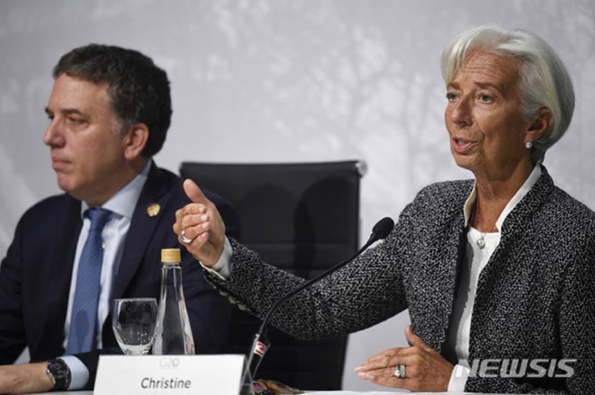 니콜라스 두호브네 아르헨티나 재무장관(왼쪽)과 크리스틴 라가르드 국제통화기금(IMF) 총재(오른쪽) / 뉴시스