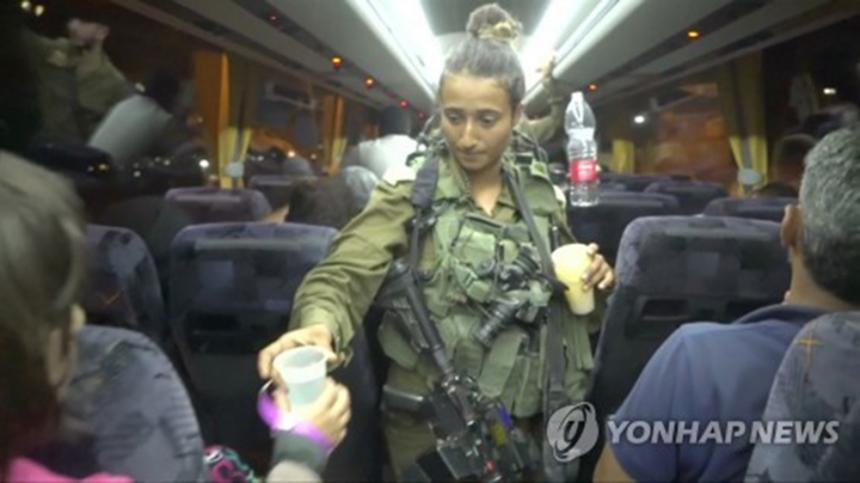 구출한 하얀 헬멧 대원들에게 물을 나눠주는 이스라엘군인 / 연합뉴스 제공